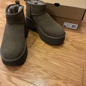 UGG Women's Platform Boots. Size 9. NWT